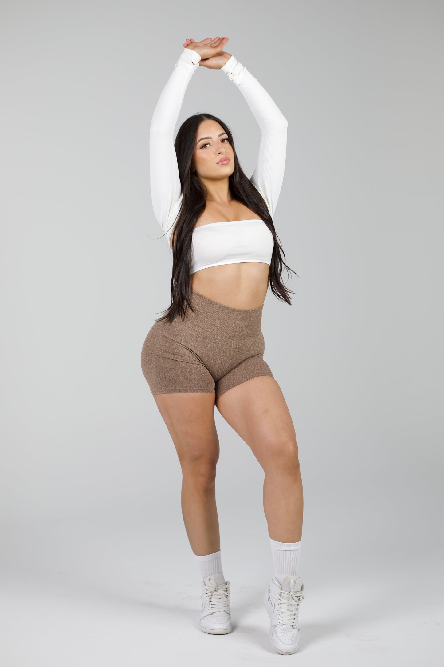 SIGNATURE SCRUNCH SHORTS - MOCHA